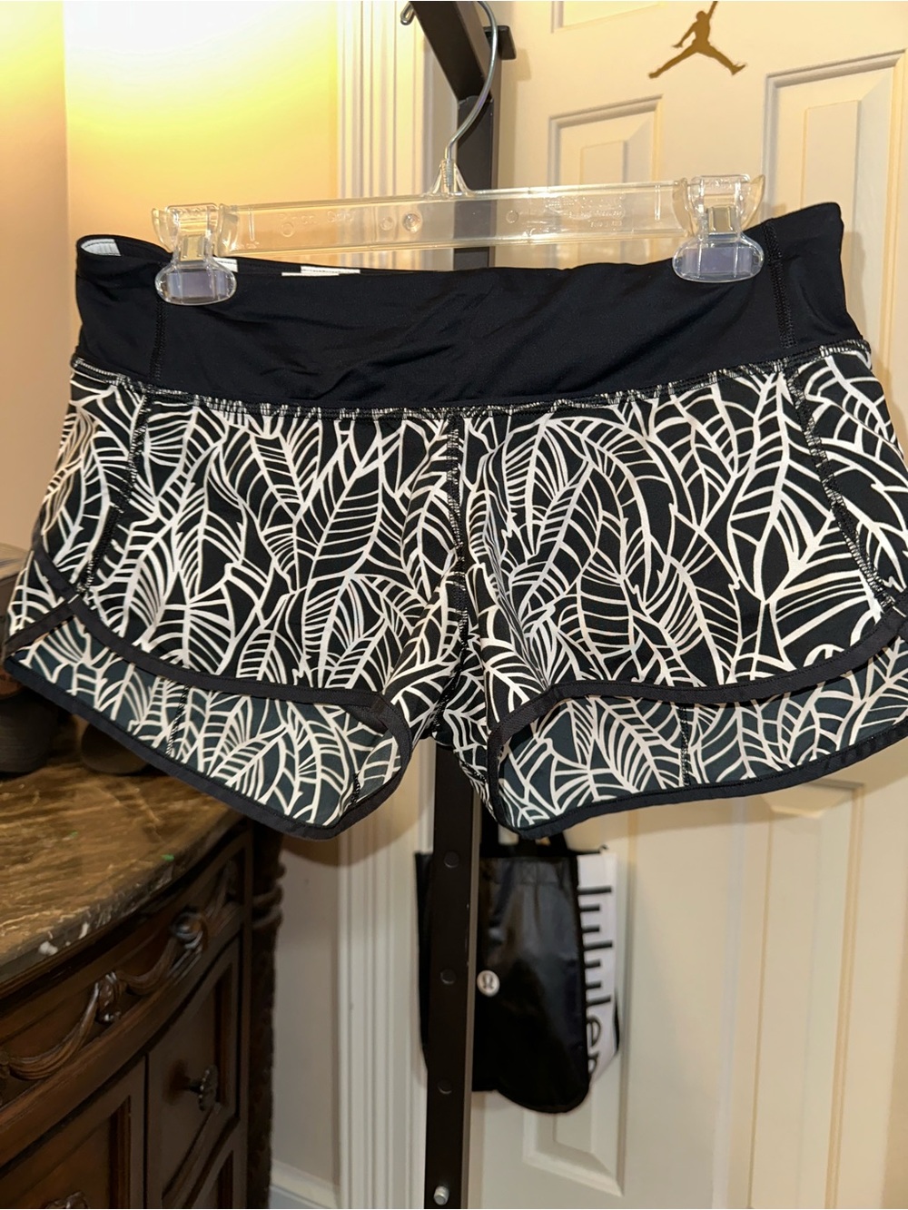 lululemon athletica Black and White Leaf-Print Athletic Shorts size 6